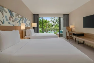 ダブルベッド2台・バルコニー付きデラックスダブルルーム（プールビュー） — Le Meridien Phuket Mai Khao Beach Resort