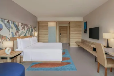 バルコニー付きデラックスキングルーム（プールビュー） — Le Meridien Phuket Mai Khao Beach Resort